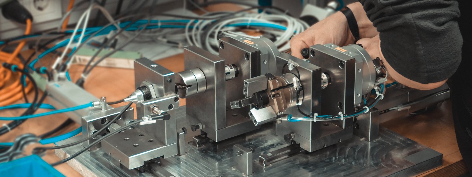 angehender Mechatroniker bei der Arbeit